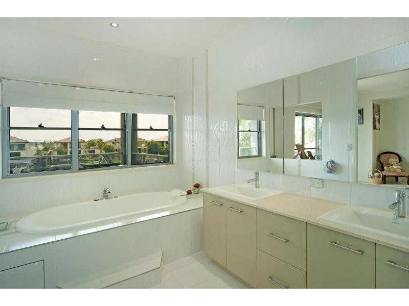 2165 Beaufort Way, Hope Island QLD 4212