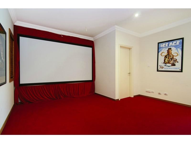 8215 Magnolia Drive West, Hope Island QLD 4212