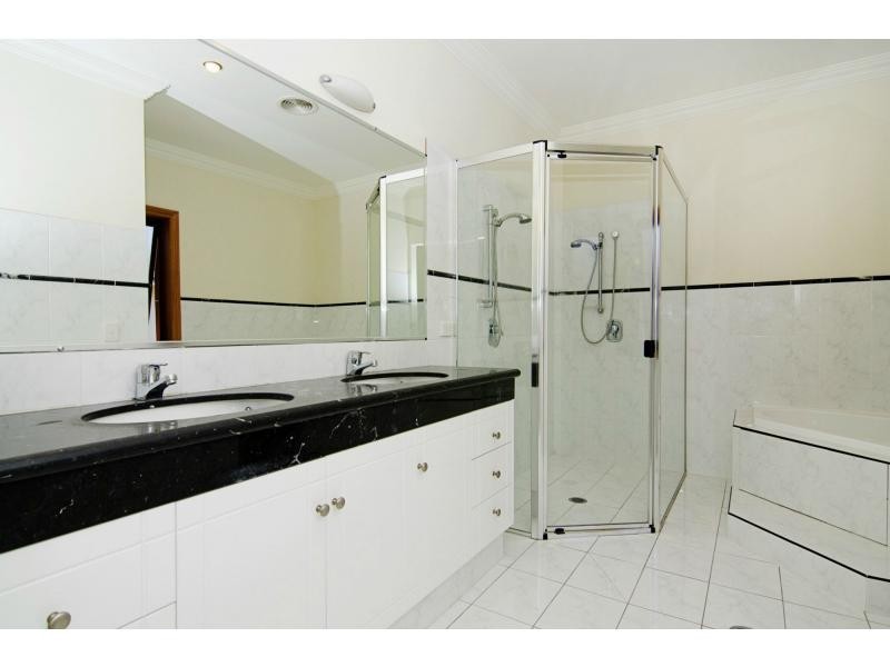 8215 Magnolia Drive West, Hope Island QLD 4212