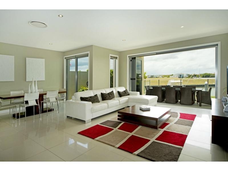 2245 Glengallon Way, Hope Island QLD 4212