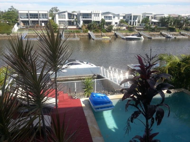 8 Quayside Drive, Helensvale QLD 4212