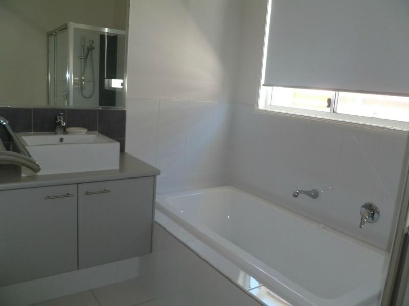 8 Quayside Drive, Helensvale QLD 4212