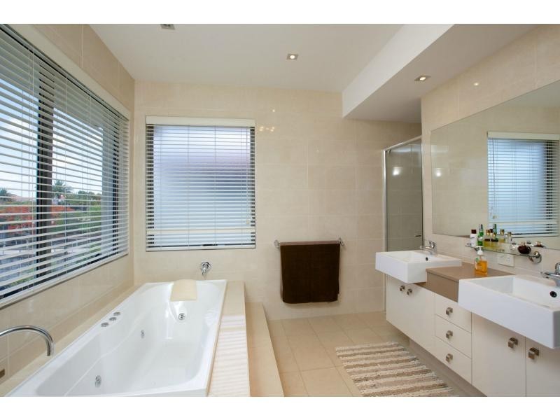 6187 Bolsena Circuit, Hope Island QLD 4212