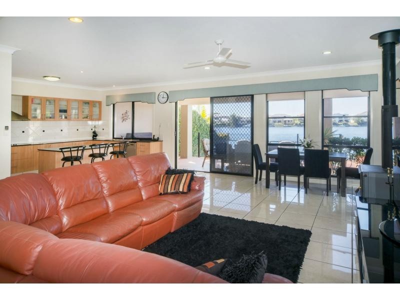 523 Oyster Cove Promenade, Helensvale QLD 4212