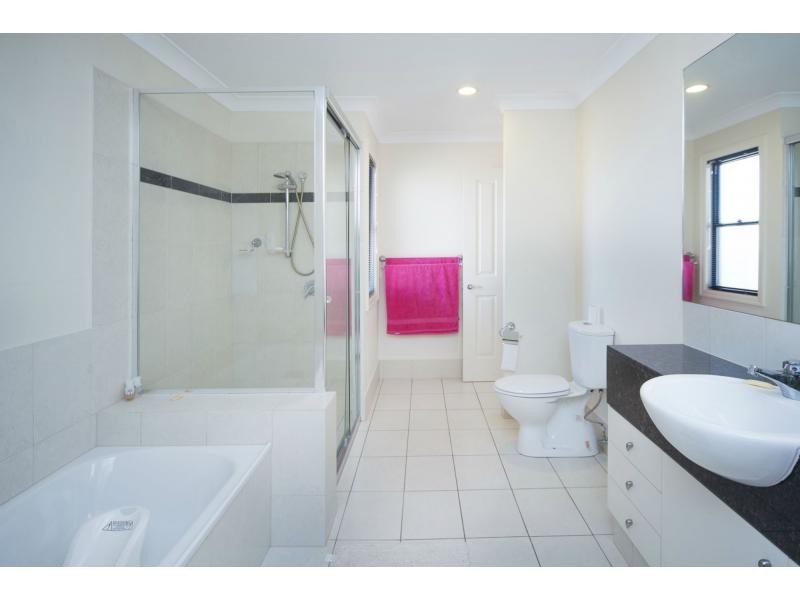 523 Oyster Cove Promenade, Helensvale QLD 4212