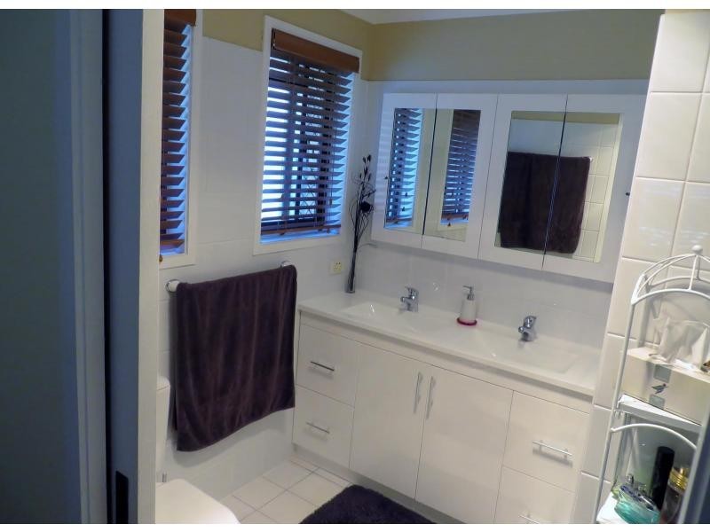 18 Dromana Crescent, Helensvale QLD 4212