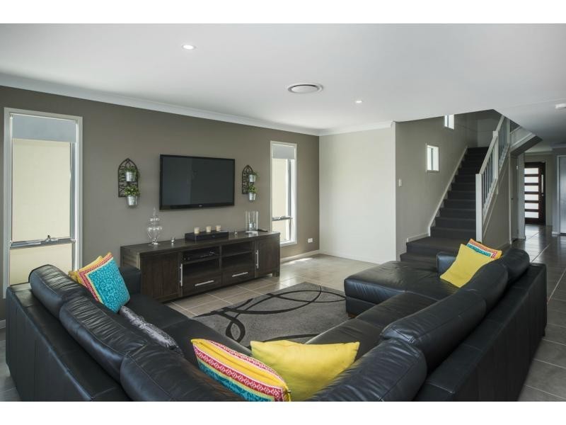 16 Onshore Place, River Links, Helensvale QLD 4212