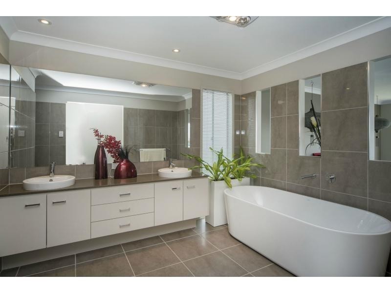 16 Onshore Place, River Links, Helensvale QLD 4212