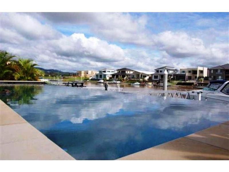 94 Southaven Drive, Hope Island QLD 4212