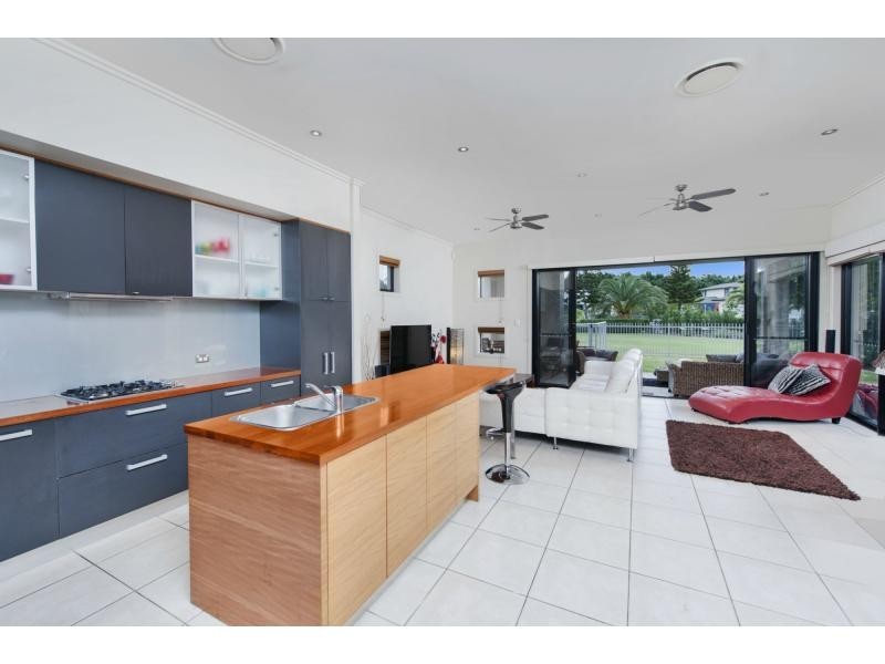 6113 Trasimeno Avenue, Hope Island QLD 4212