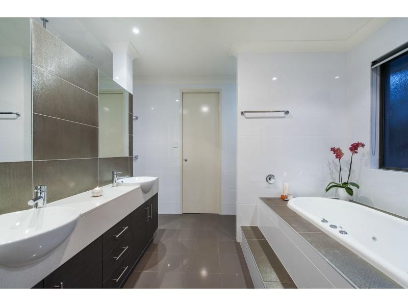 2840 Wylarah Way, Hope Island QLD 4212