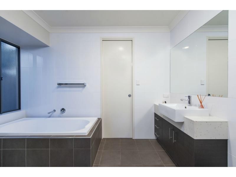 2840 Wylarah Way, Hope Island QLD 4212