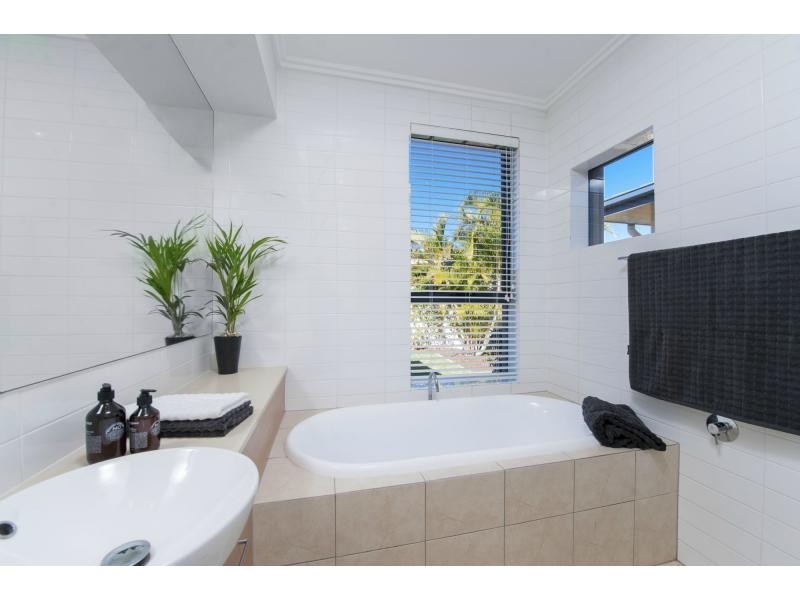 6042 Lucerne Circuit, Hope Island QLD 4212