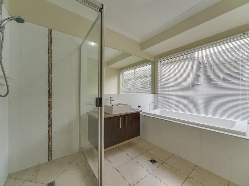27 Rhodium Crescent, Hope Island QLD 4212