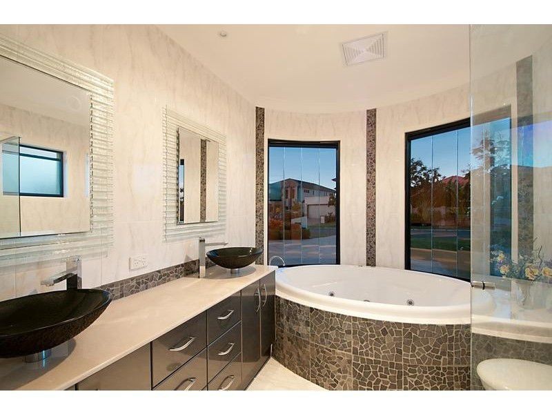 2311 Belmont Court East, Hope Island QLD 4212