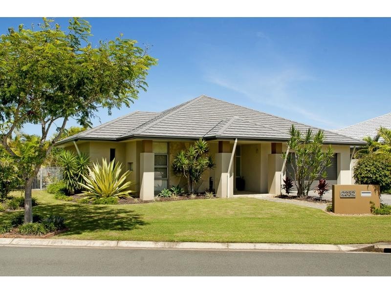 2352 Belmont Court East, Hope Island QLD 4212