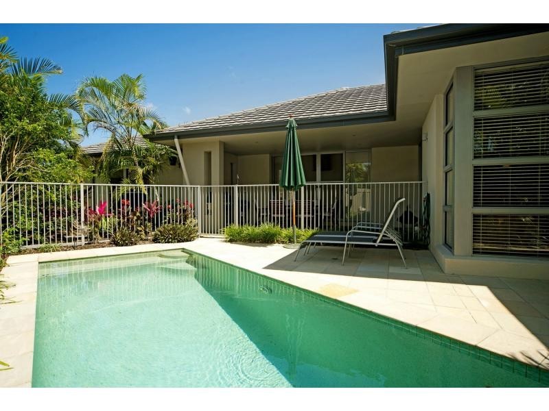 2352 Belmont Court East, Hope Island QLD 4212