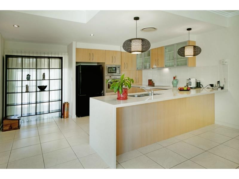 2352 Belmont Court East, Hope Island QLD 4212