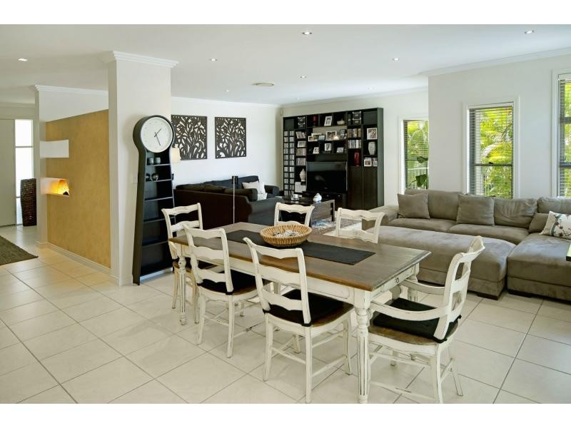 2352 Belmont Court East, Hope Island QLD 4212