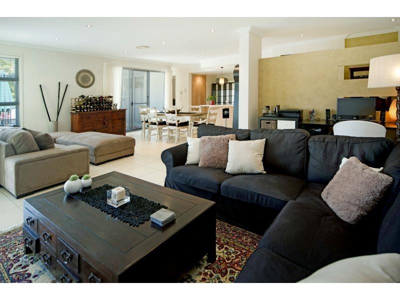 2352 Belmont Court East, Hope Island QLD 4212