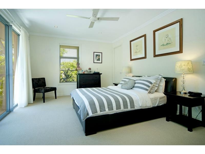 2352 Belmont Court East, Hope Island QLD 4212