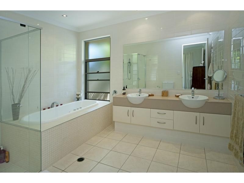 2352 Belmont Court East, Hope Island QLD 4212