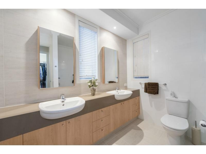 6162 Lugano Drive East, Hope Island QLD 4212