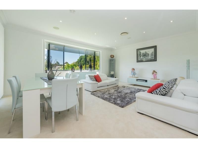 4 River Cove Place, Helensvale QLD 4212