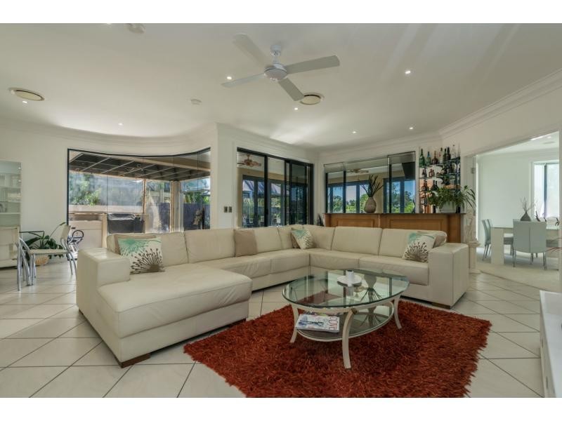 4 River Cove Place, Helensvale QLD 4212