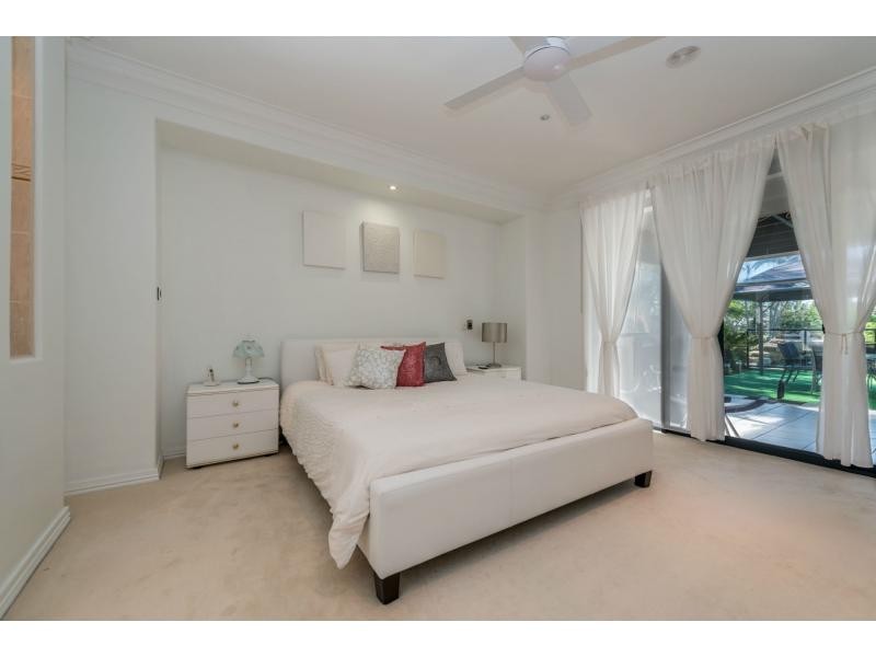 4 River Cove Place, Helensvale QLD 4212