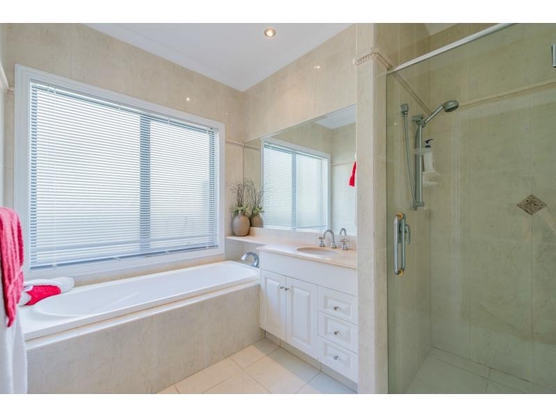 4 River Cove Place, Helensvale QLD 4212