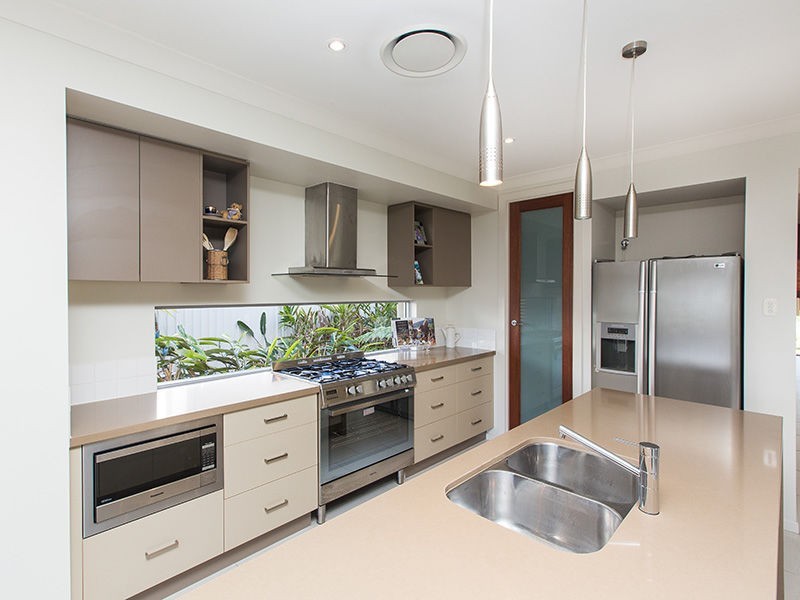 10 Fleetwood Court, Helensvale QLD 4212