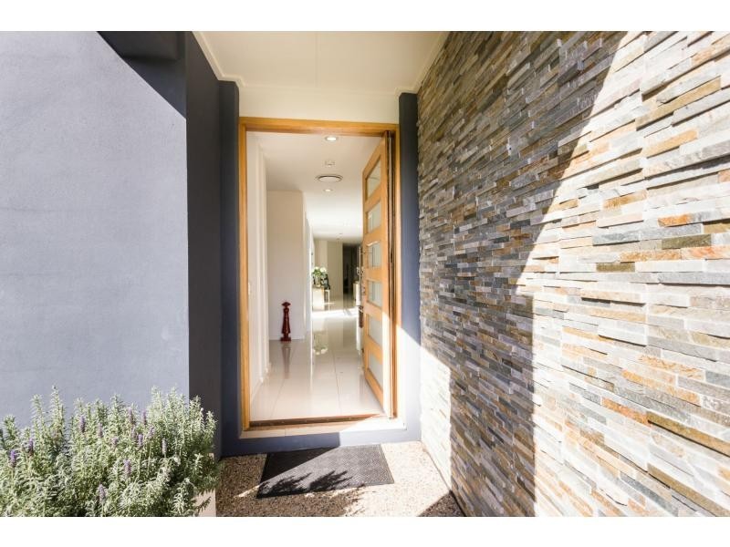 9124 Peter Senior Drive, Hope Island QLD 4212