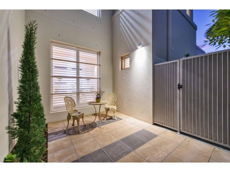 6137 Bolsena Circuit, Hope Island QLD 4212