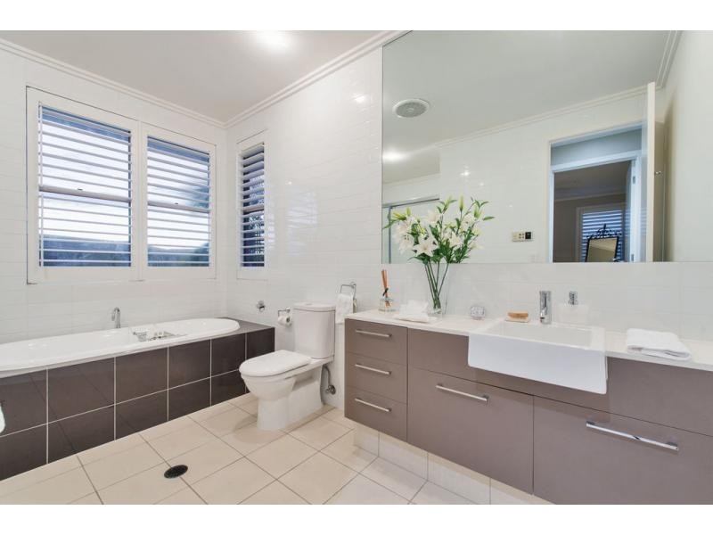 6137 Bolsena Circuit, Hope Island QLD 4212