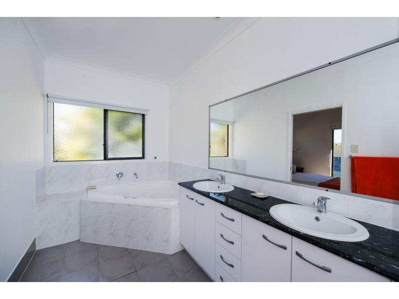 2560 Cressbrook Drive, Hope Island QLD 4212