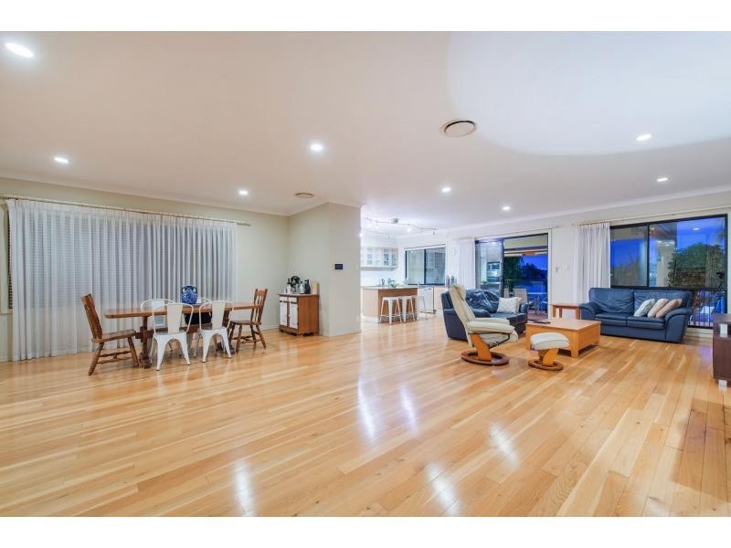 525 Oyster Cove Promenade, Helensvale QLD 4212