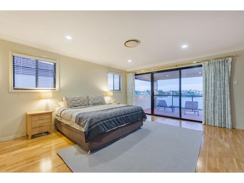 525 Oyster Cove Promenade, Helensvale QLD 4212