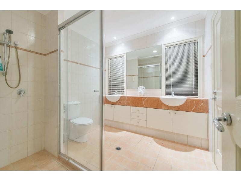 525 Oyster Cove Promenade, Helensvale QLD 4212