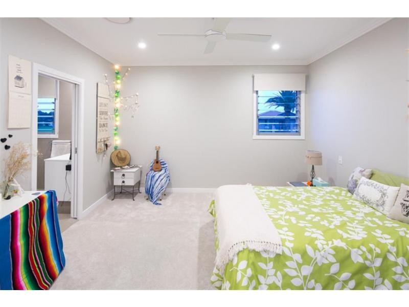 60 Harbour Rise, Hope Island QLD 4212