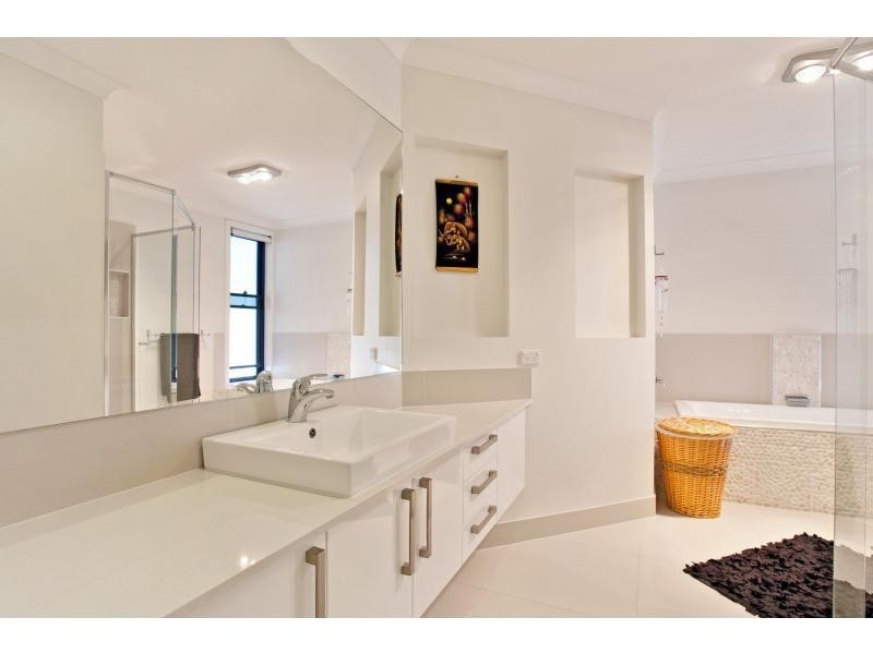 10 Harbourvue Court, Helensvale QLD 4212