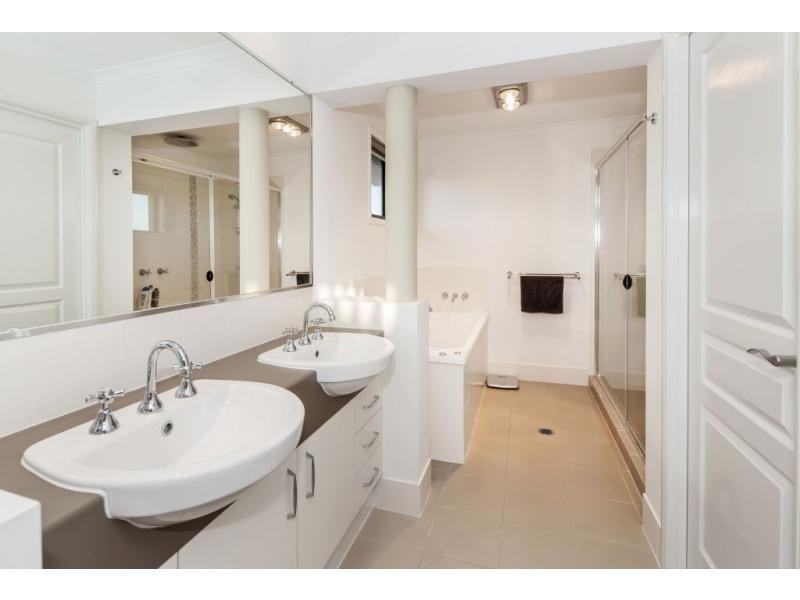 2 Harbourvue Court, Helensvale QLD 4212