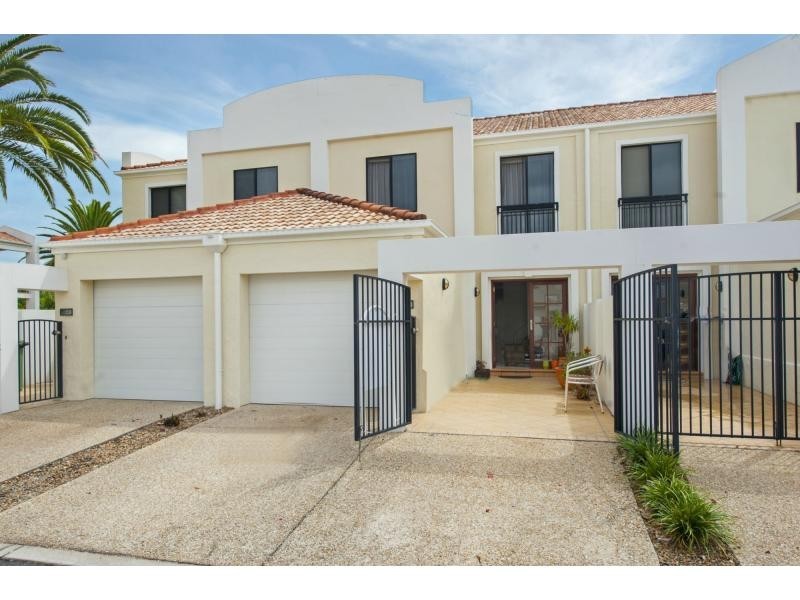 8843 Magnolia Drive, Hope Island QLD 4212