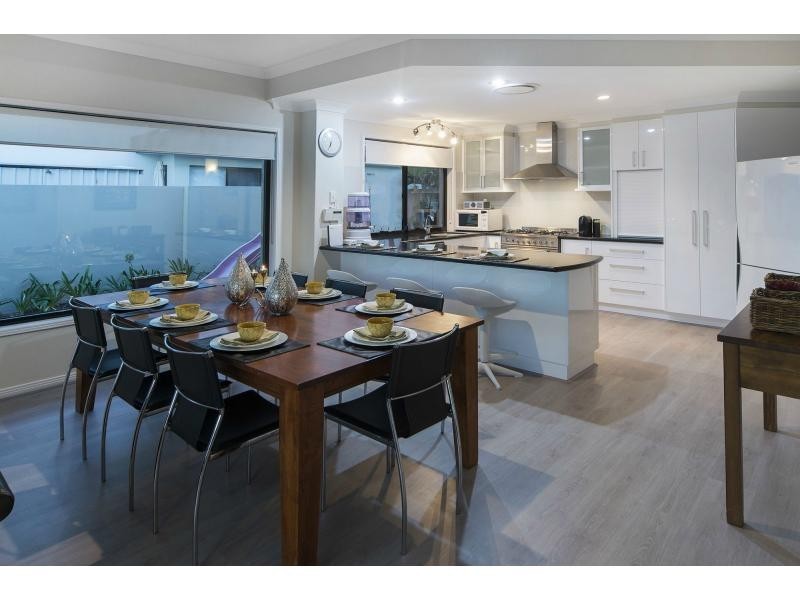33 Oyster Cove Promenade, Helensvale QLD 4212