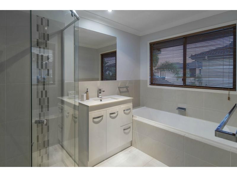 33 Oyster Cove Promenade, Helensvale QLD 4212