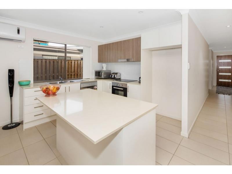 12 Beacon Lane, Hope Island QLD 4212