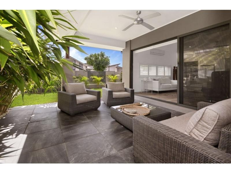 8 Azure Way, Hope Island QLD 4212