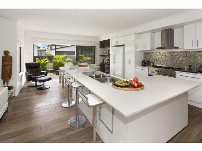 8 Azure Way, Hope Island QLD 4212