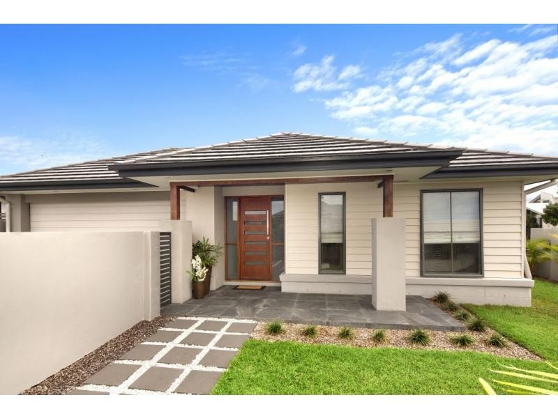 8 Azure Way, Hope Island QLD 4212