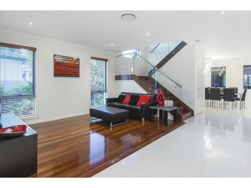 33 River Cove Place, Helensvale QLD 4212